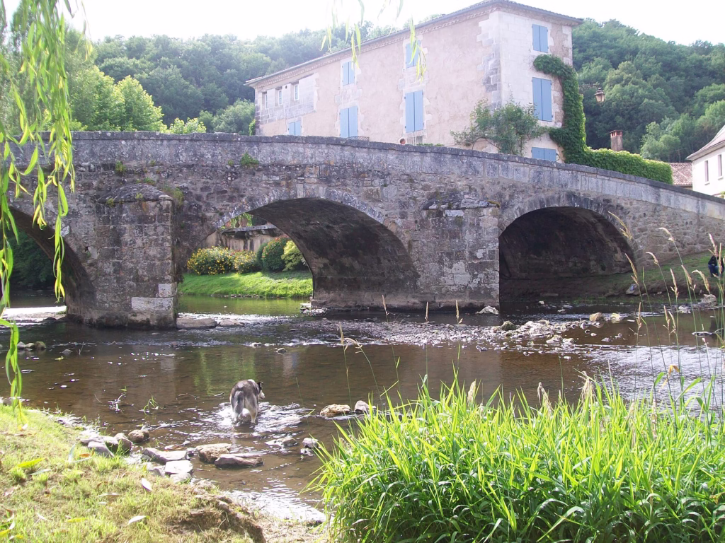 Le vieux pont du XIIe siècle sur la Côle