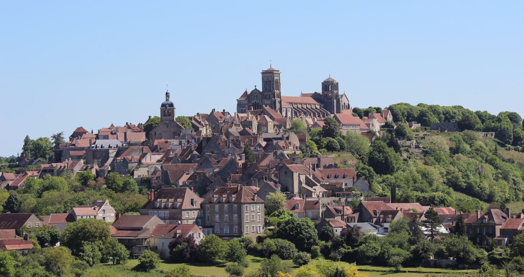 La colline et le village de Vézelay couronnés par la basilique