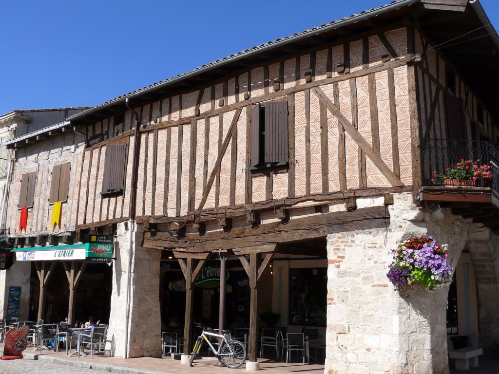 Les maisons à couverts de la place de Villeréal