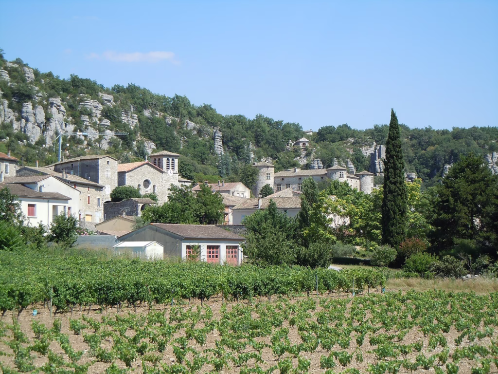L’église Sainte-Marie et le château de Vogüé