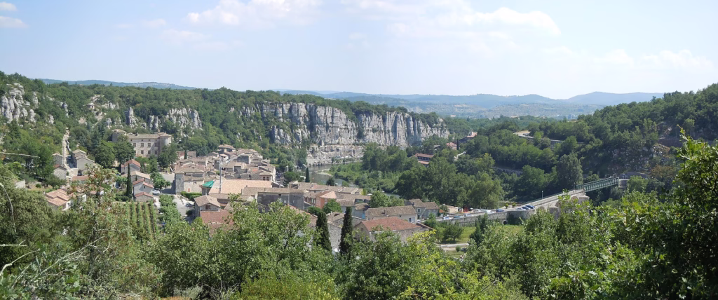 Vue générale de Vogüé en amphithéâtre au bord de l’Ardèche