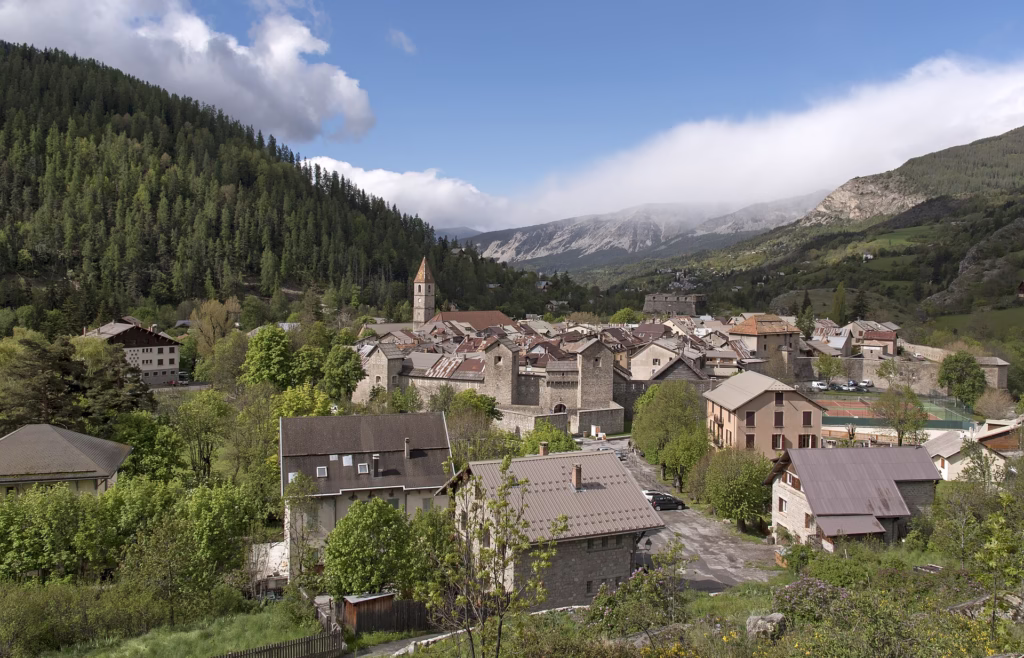 Vue d'ensemble de la ville fortifiée de Colmars dans le Haut-Verdon