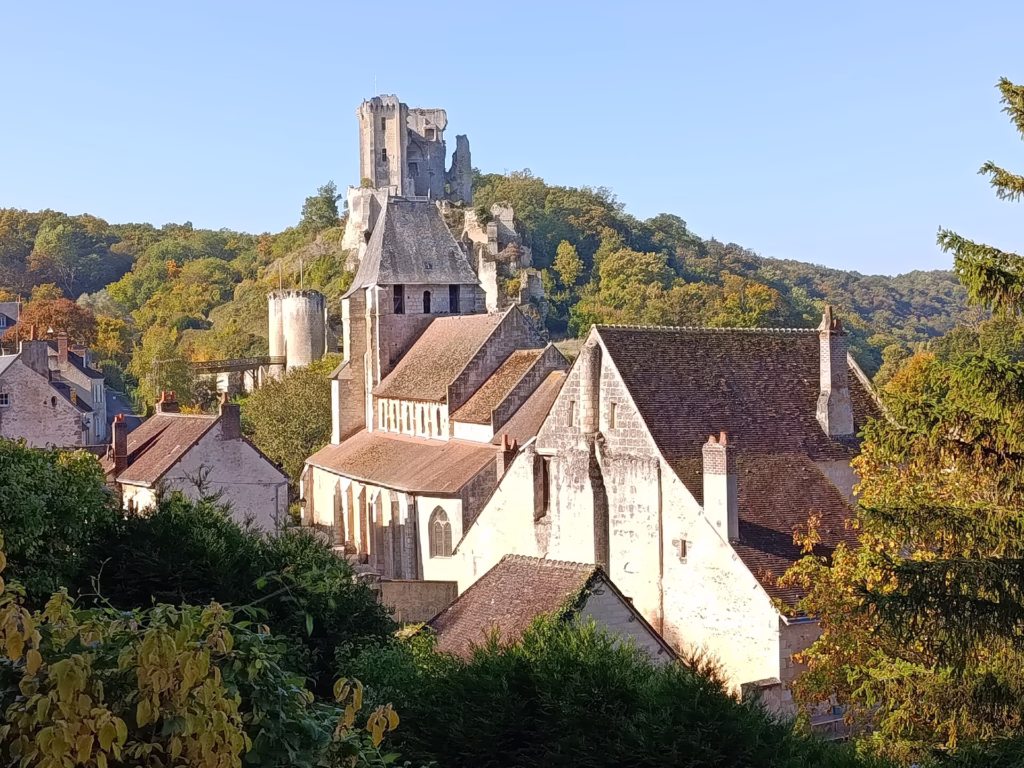 Vue du village de Lavardin et des ruines de son château
