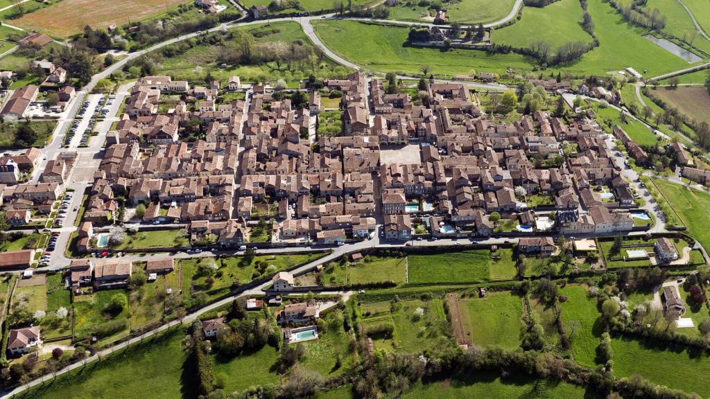 Vue aérienne de la bastide de Monpazier et son plan en damier