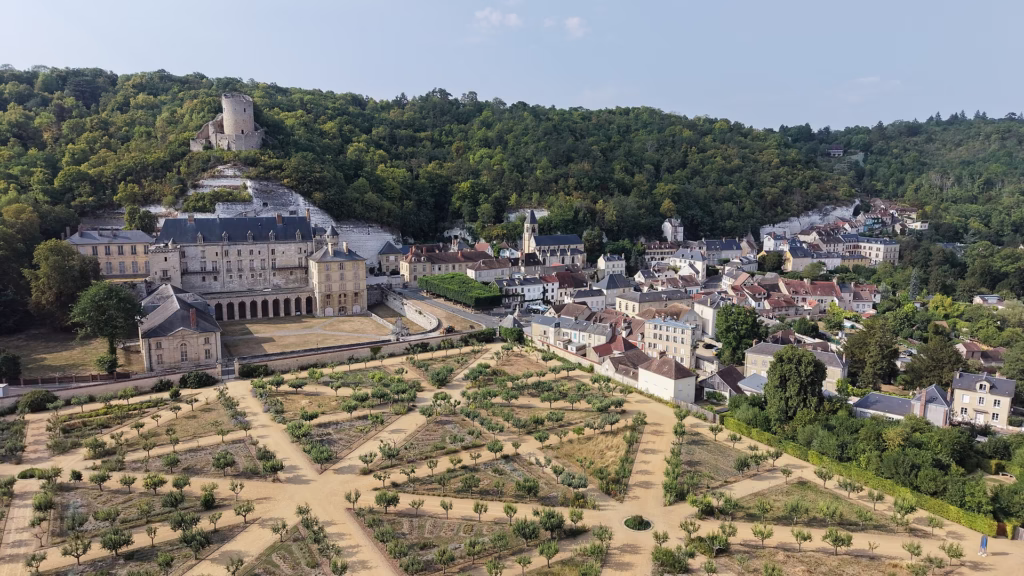 Le village de La Roche-Guyon et son château au bord de la Seine