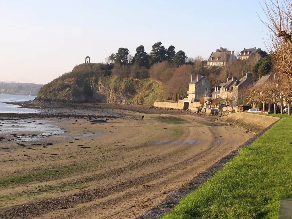 La grève et les maisons de Saint-Suliac au bord de la Rance