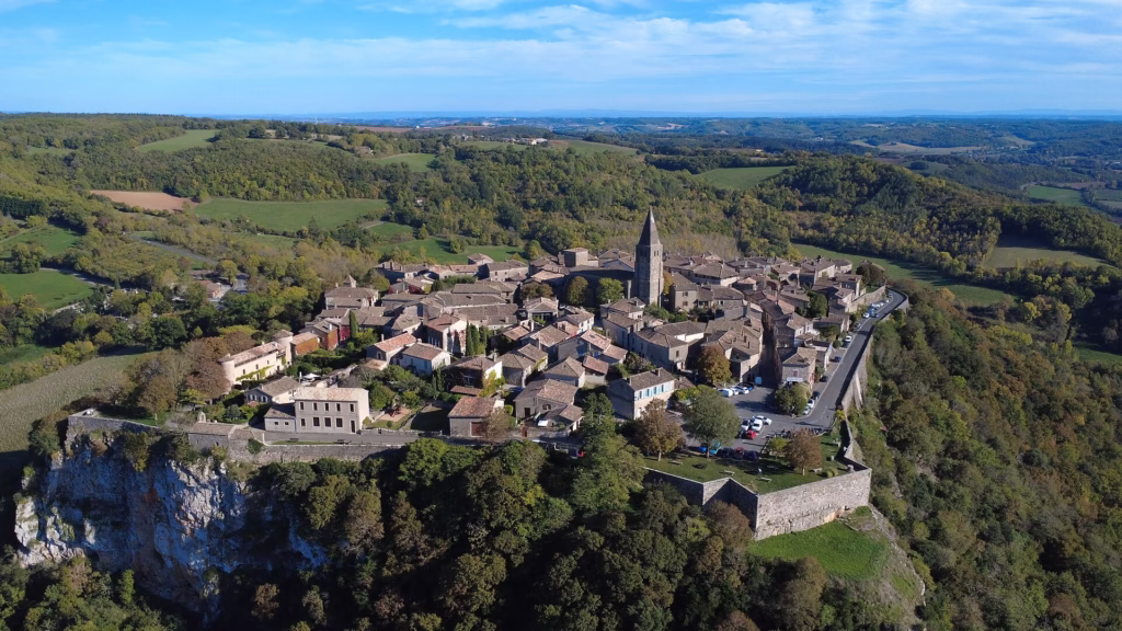 Le village perché de Puycelsi dominé par ses remparts, aux portes de la forêt de Grésigne