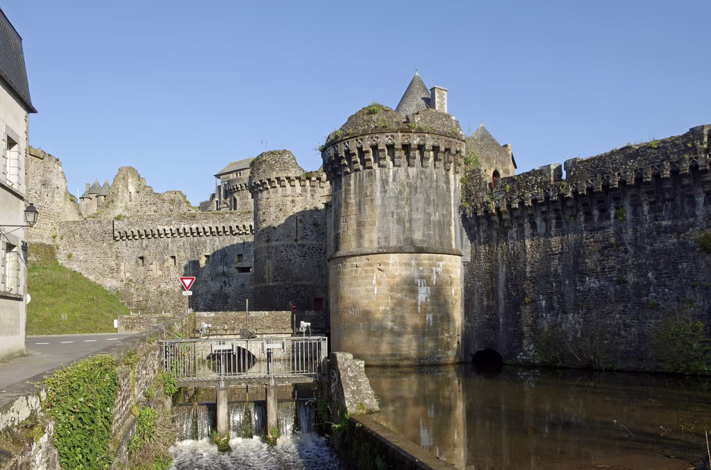 Les remparts et le Nançon au pied du château de Fougères
