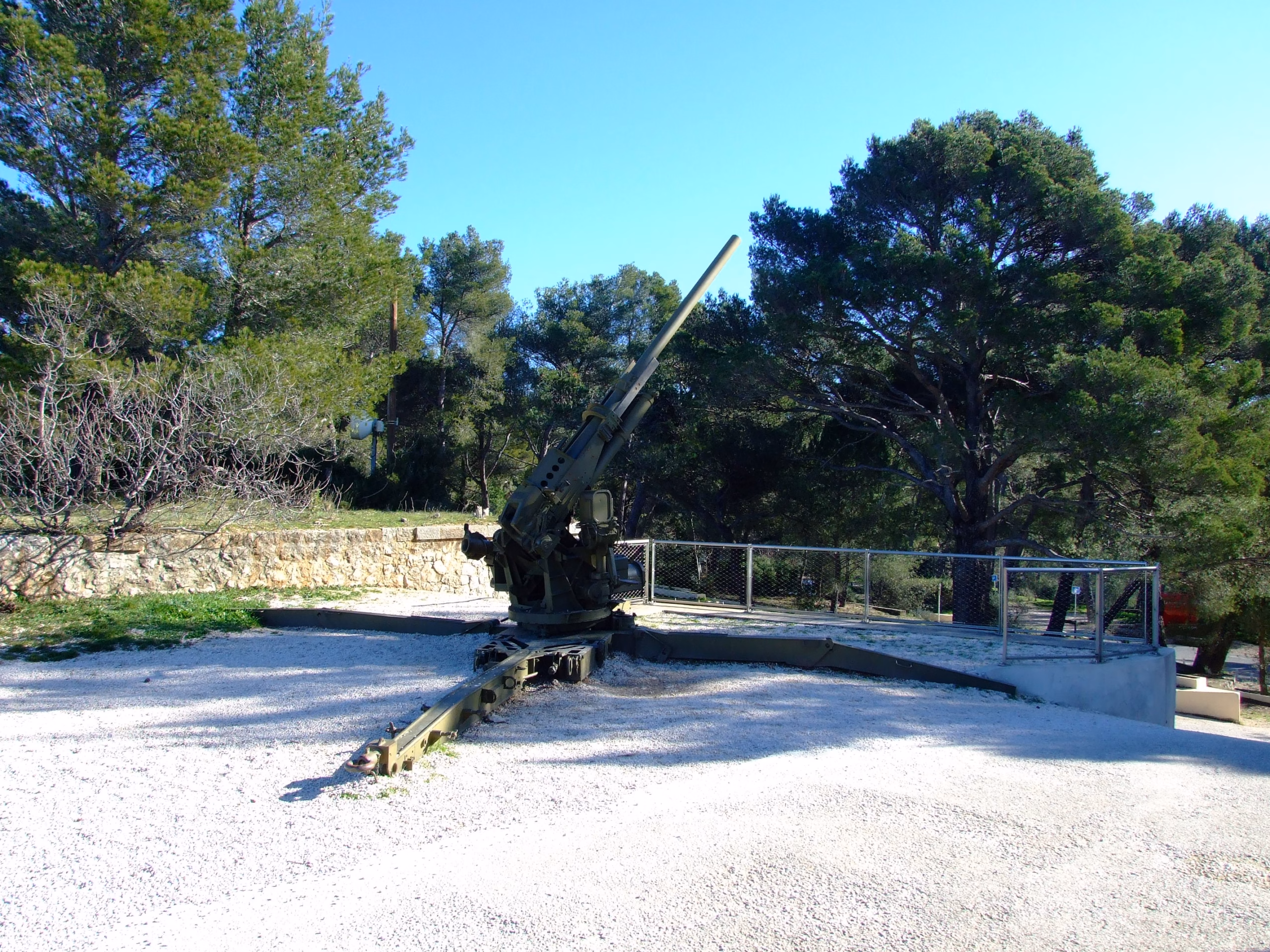 Une batterie antiaérienne au mémorial du Mont-Faron