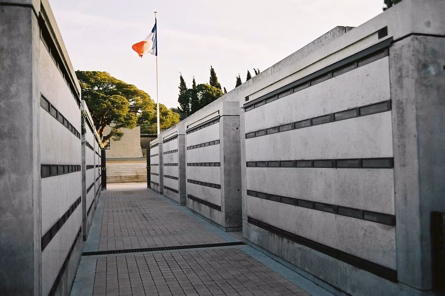 L’allée de l’ossuaire du mémorial des guerres en Indochine à Fréjus