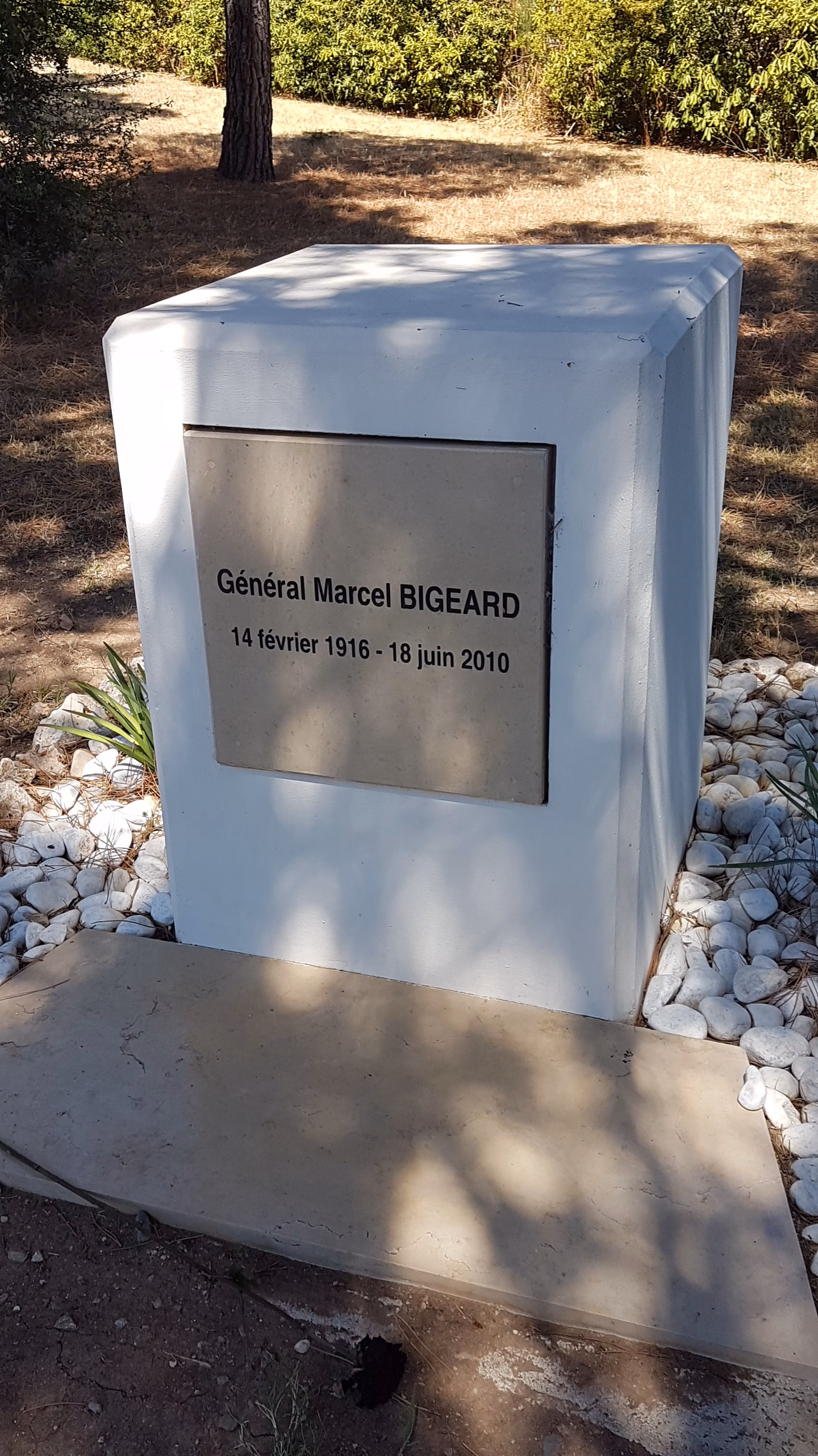 La tombe du général Bigeard au mémorial de Fréjus