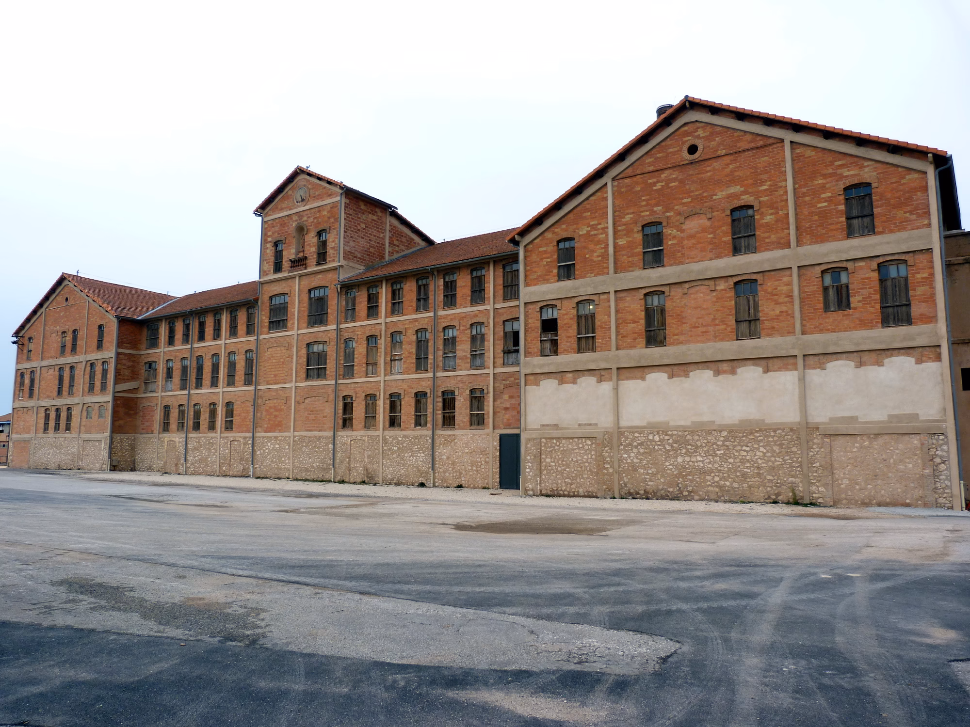 Le bâtiment du camp des Milles, à Aix-en-Provence
