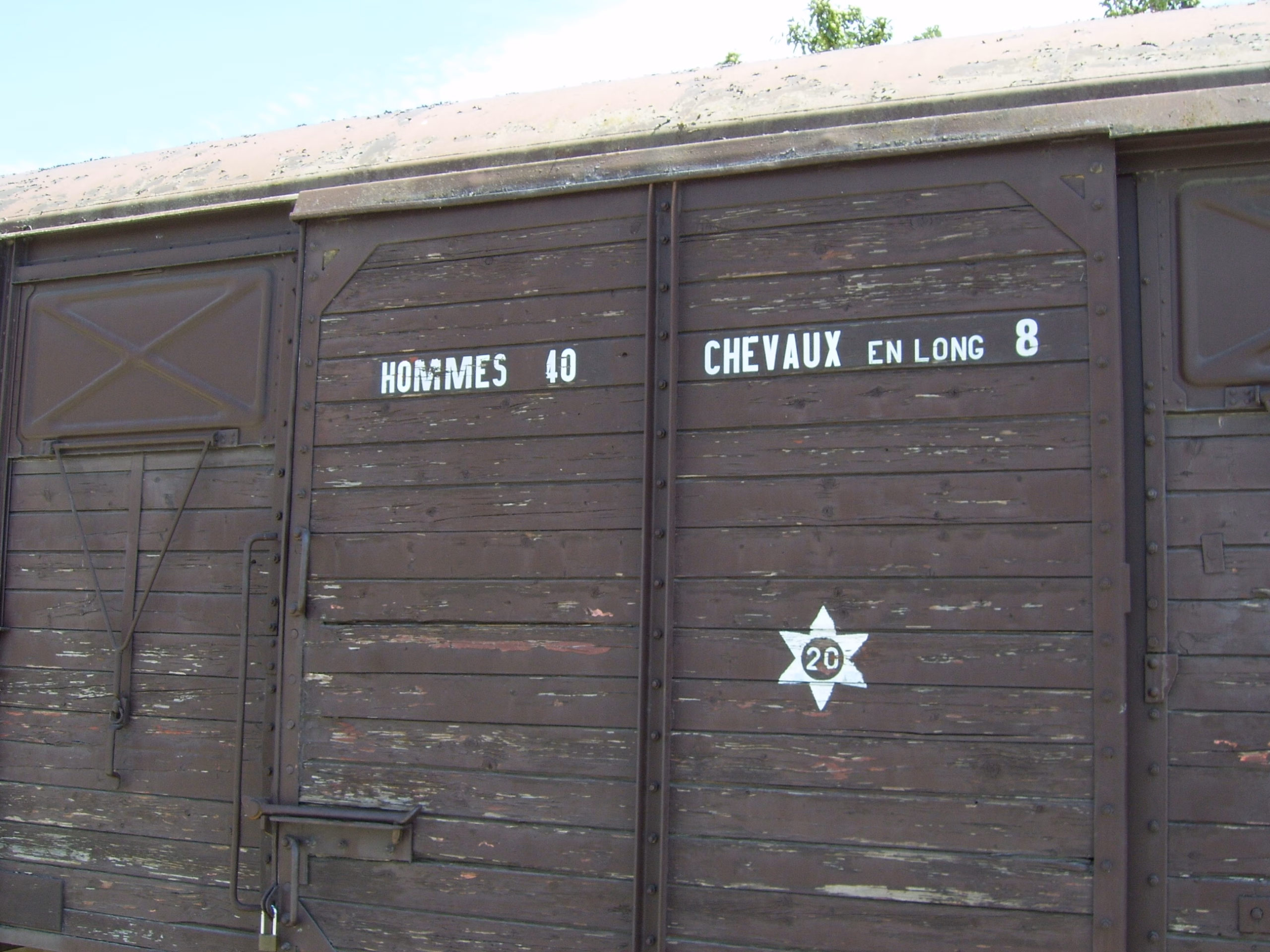 Le wagon à bestiaux, mémorial du départ des convois de déportation, au camp des Milles