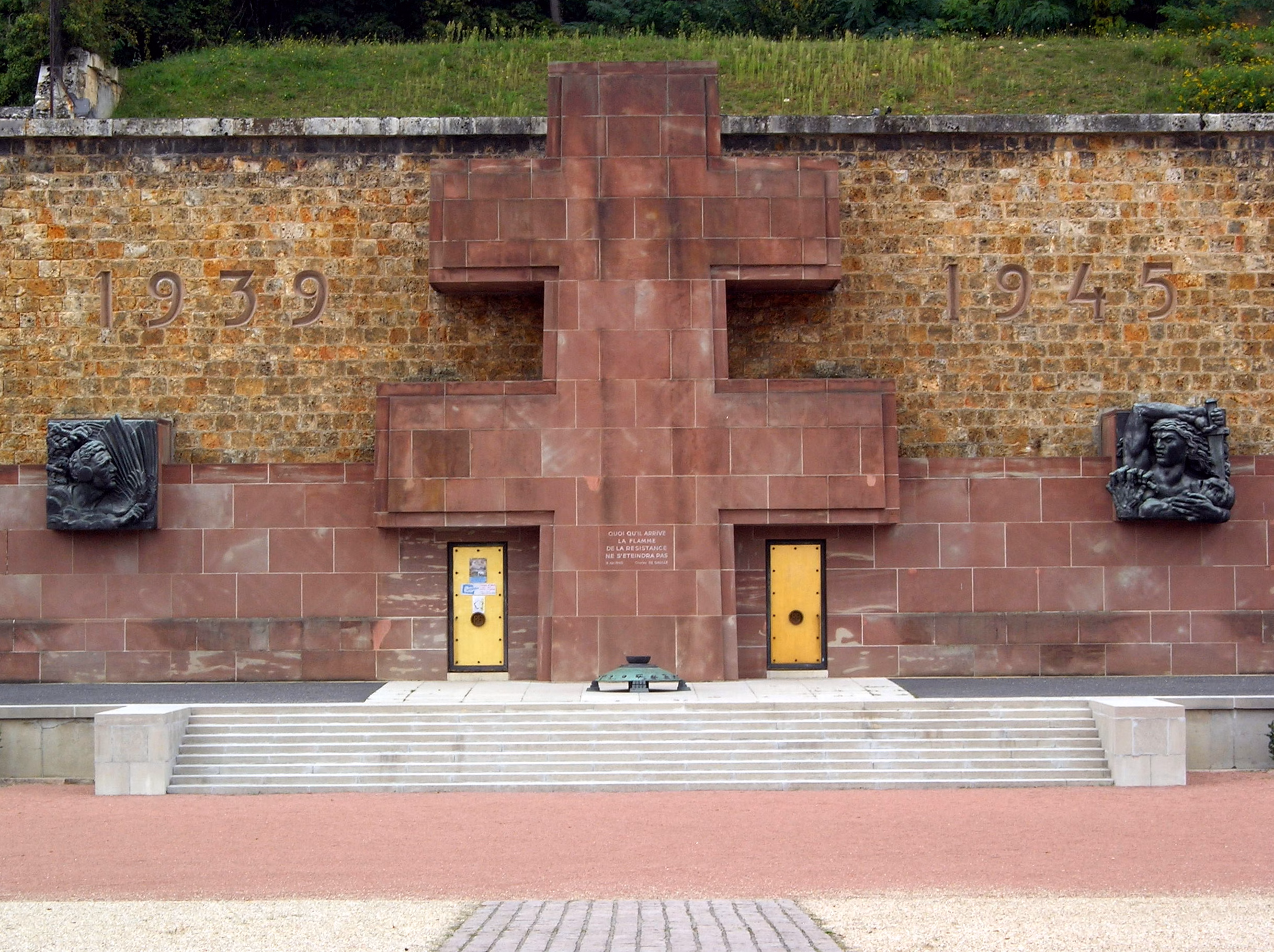 La croix de Lorraine de 12 mètres du mémorial de la France combattante