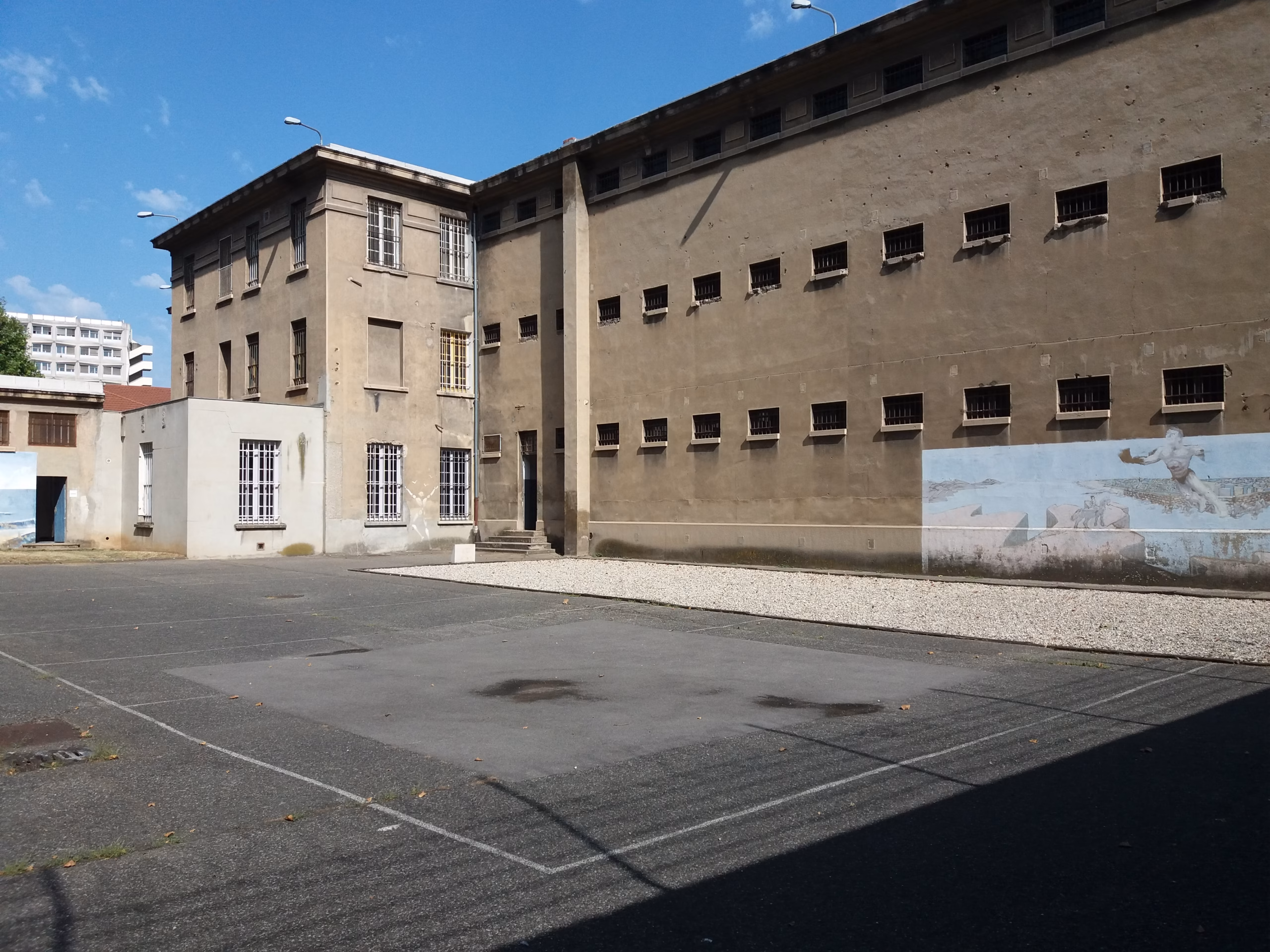 La façade du bâtiment principal de la prison Montluc, à Lyon