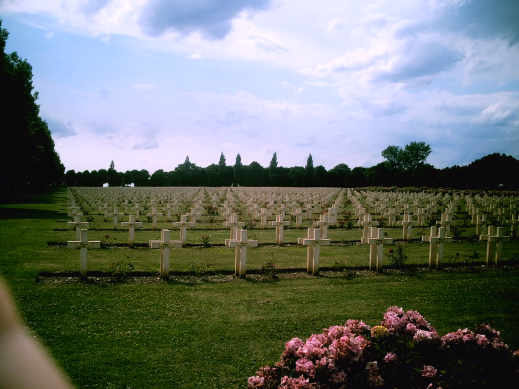 Vue générale de la nécropole de Notre-Dame-de-Lorette et de sa chapelle