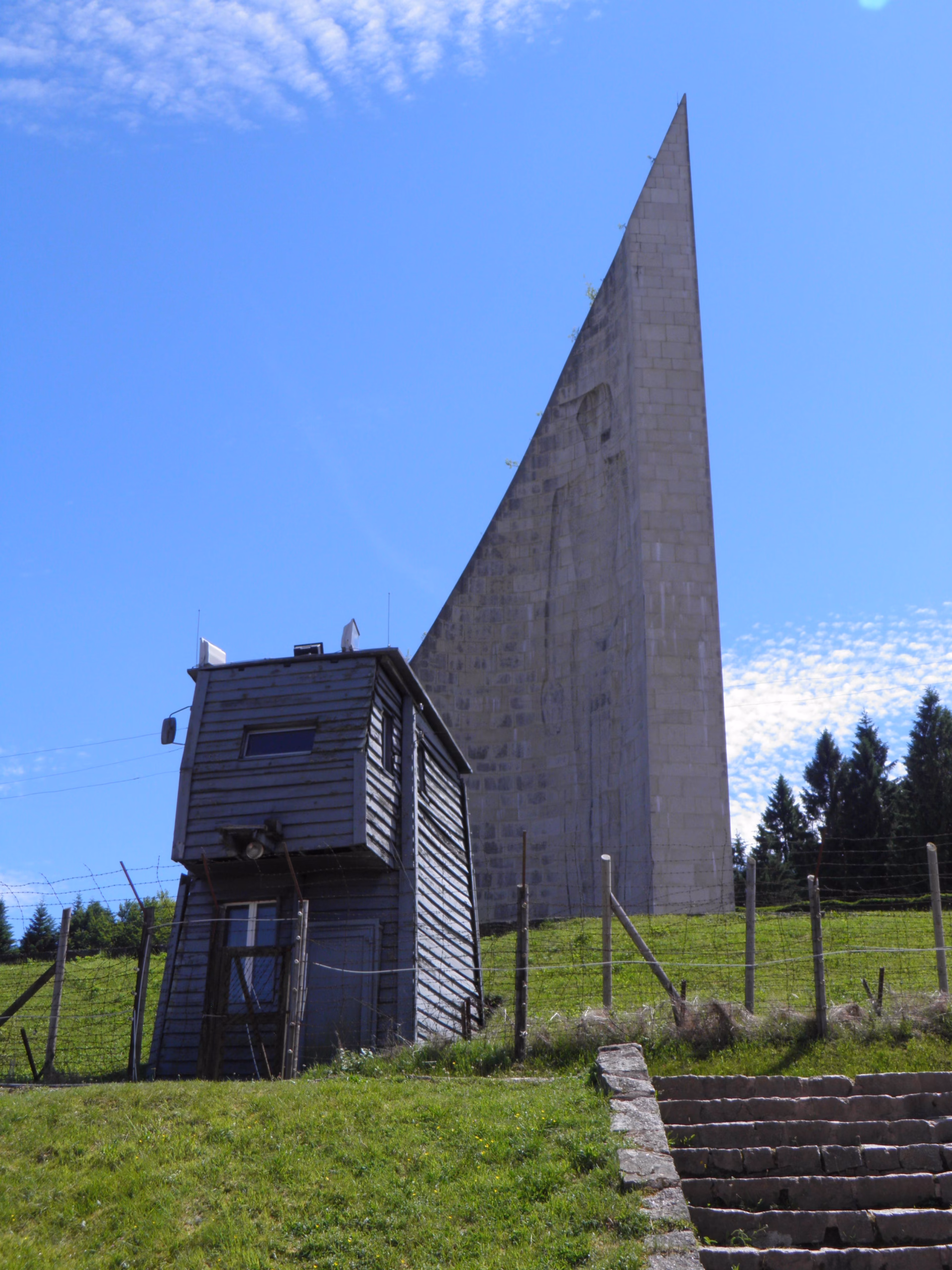 Une tour de garde et le mémorial du camp du Struthof
